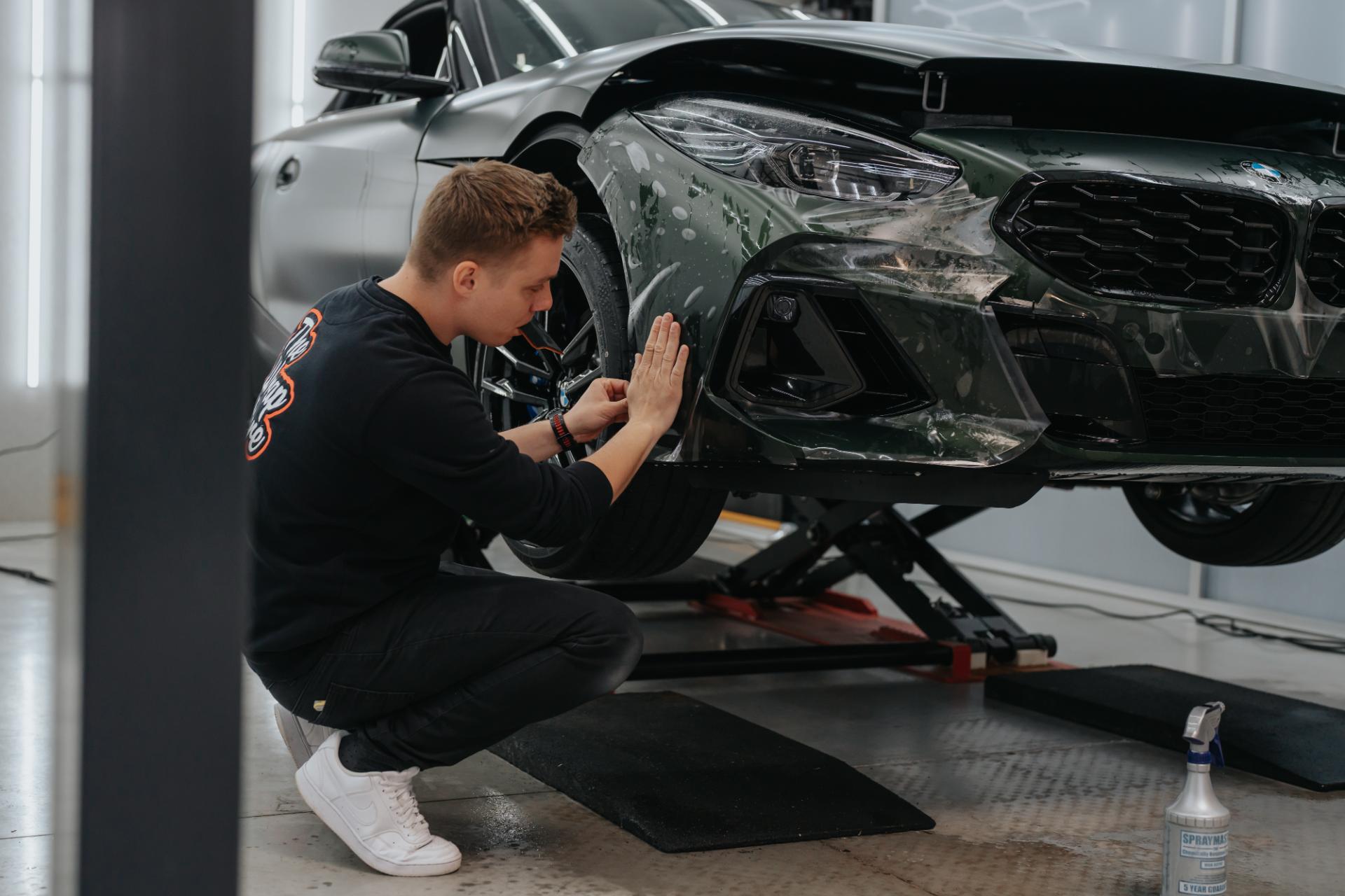 specialist brengt PPF folie aan rond wielrand van BMW Z4