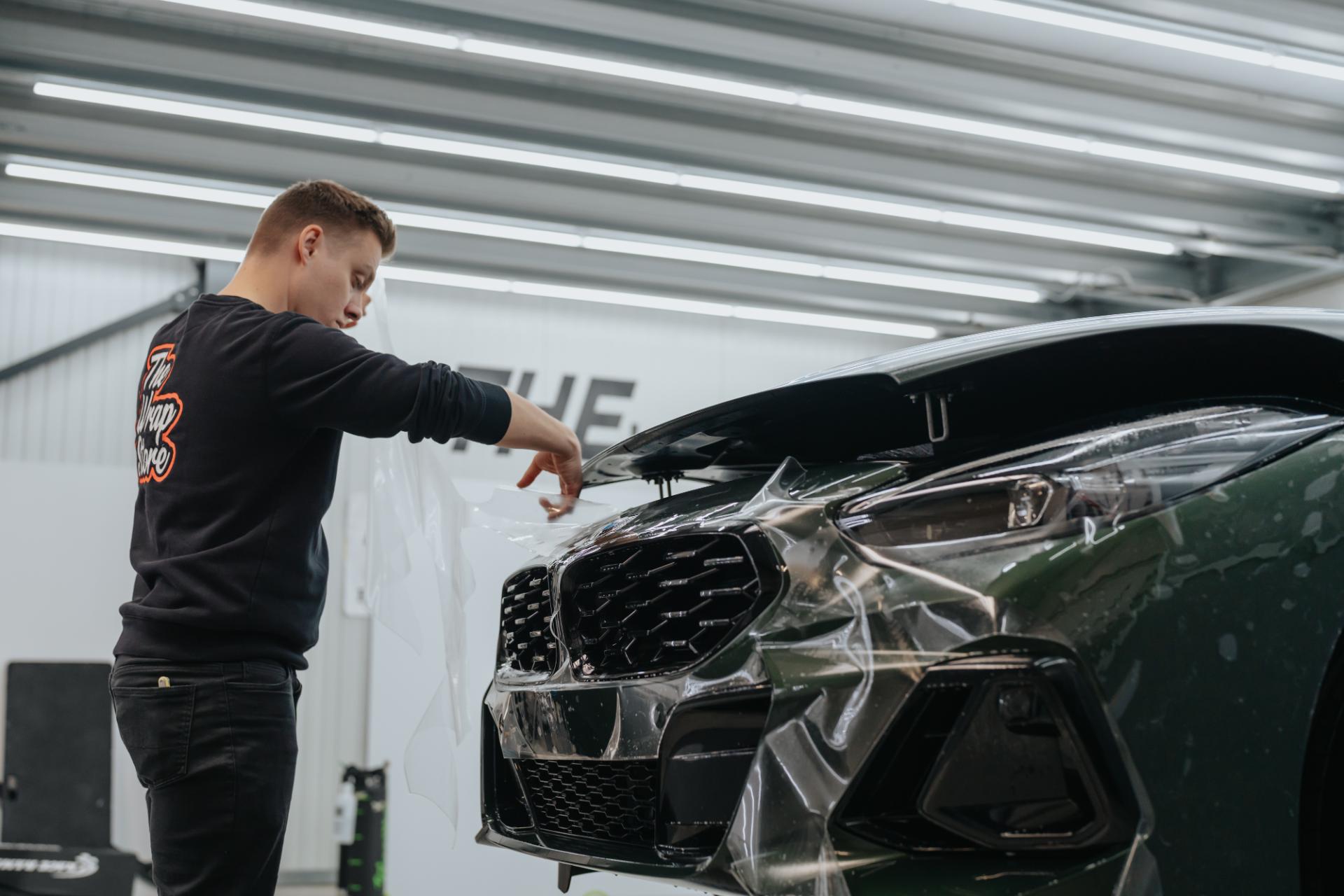 specialist controleert PPF folie op BMW Z4 voorzijde