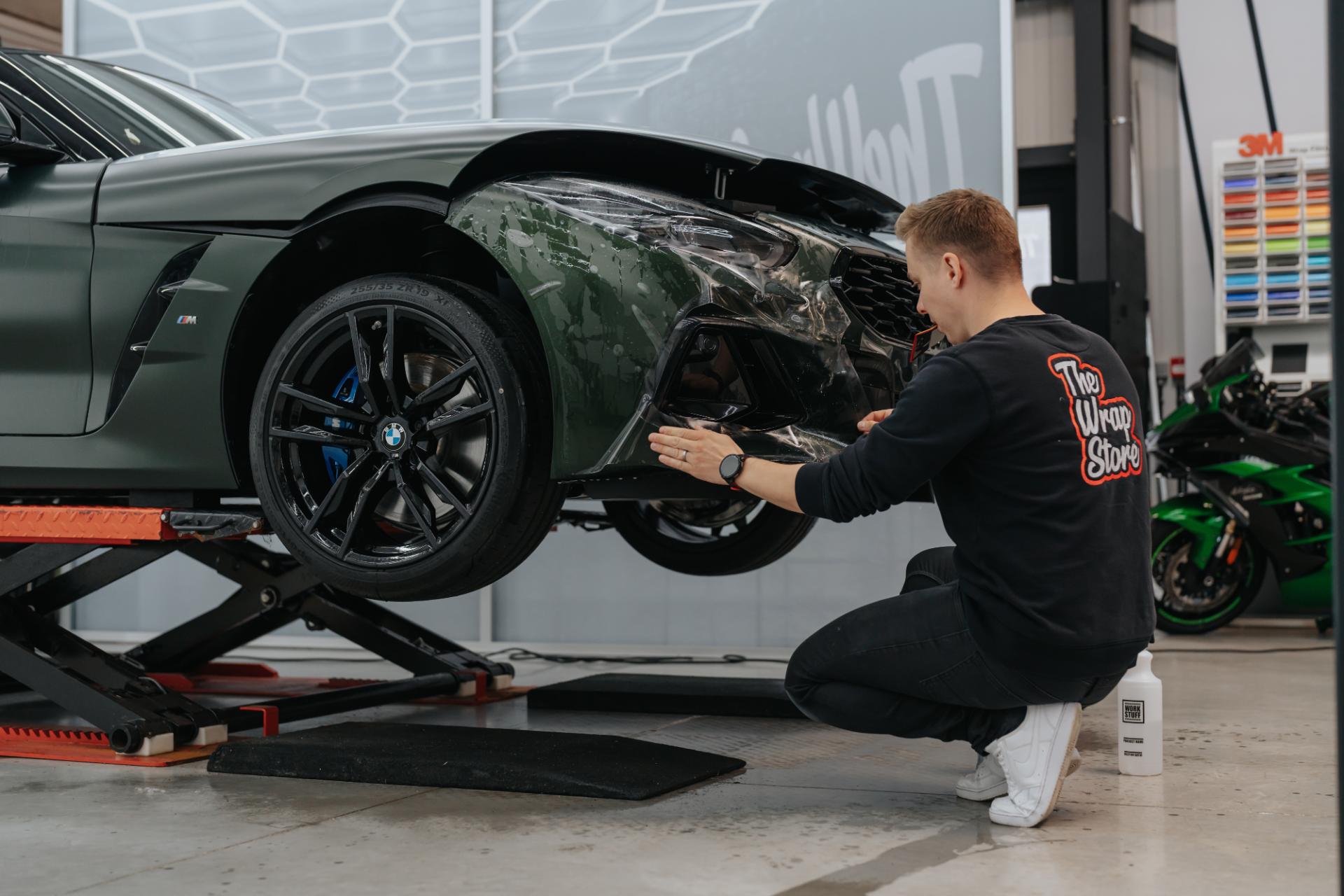 PPF folie wordt gepositioneerd op bumper van BMW Z4