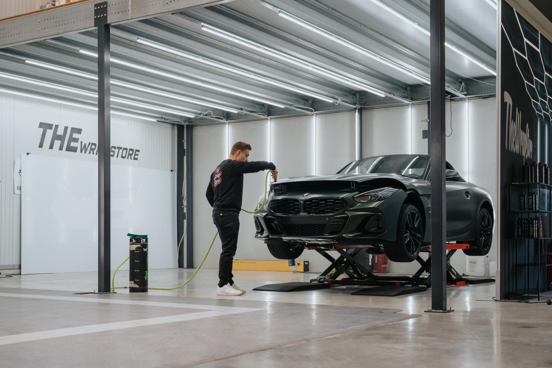 PPF folie wordt gepositioneerd op BMW Z4 front