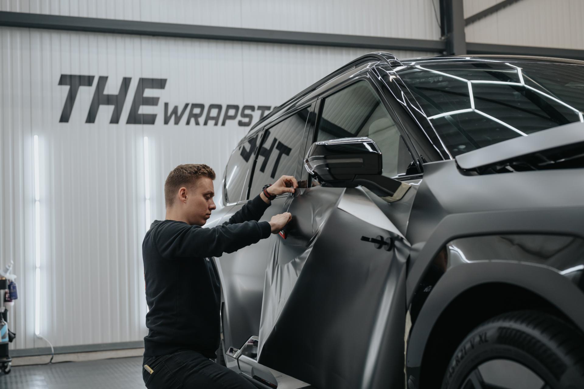 wrap folie wordt volledig aangebracht op auto