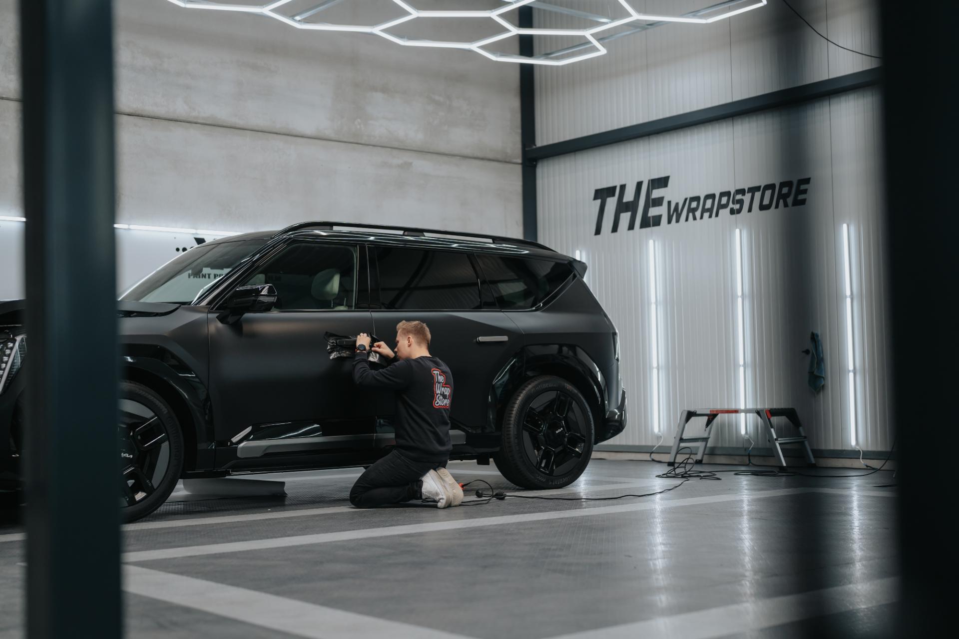 zijprofiel van Kia EV9 tijdens wrap installatie